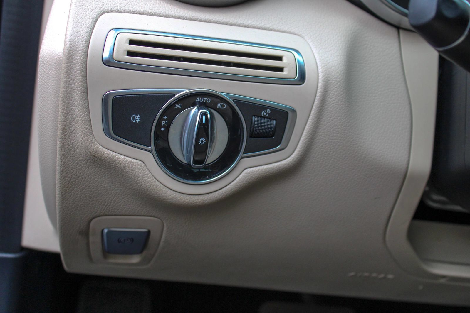 Used 2015 Mercedes-Benz C 300 4MATIC Sedan image 20