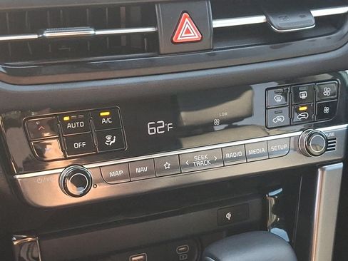 Used 2024 Kia Seltos SX w/ SX Sunroof Package AWD/4WD image 16
