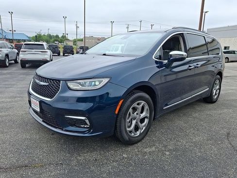 Used 2022 Chrysler Pacifica Limited w/ Uconnect Theater Family Group AWD/4WD image 5