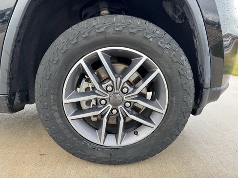 Used 2020 Jeep Grand Cherokee Limited w/ Luxury Group II image 2