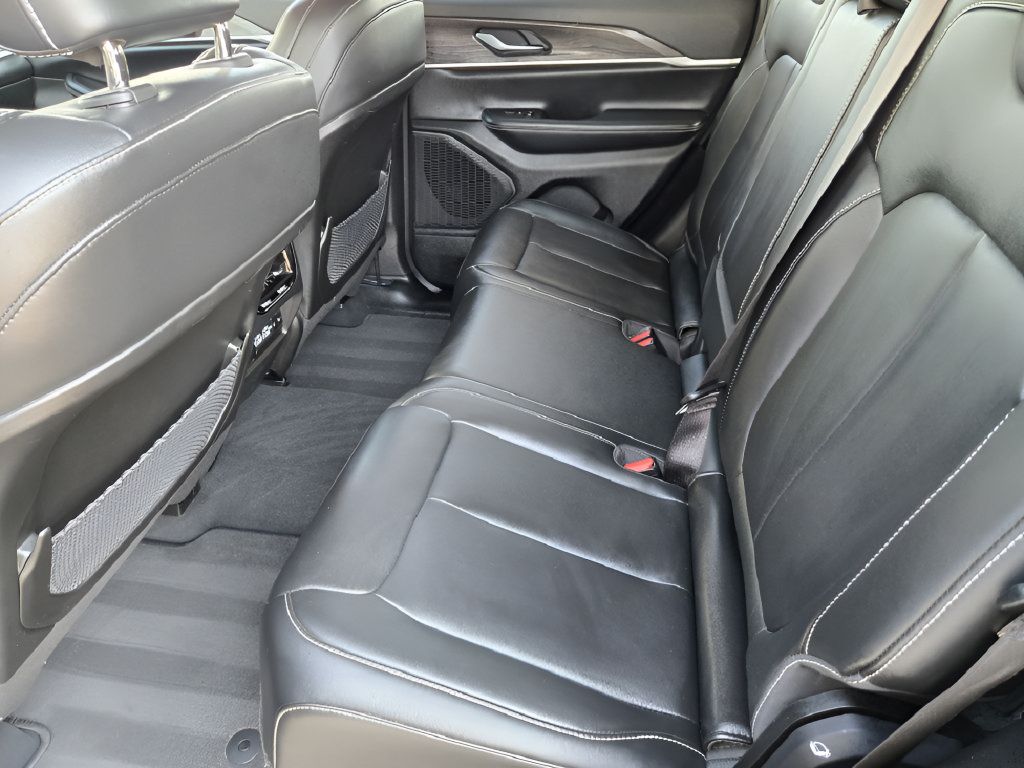 Used 2023 Jeep Grand Cherokee Limited AWD/4WD image 29