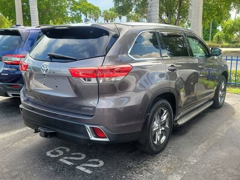 Used 2017 Toyota Highlander Limited Platinum FWD image 3