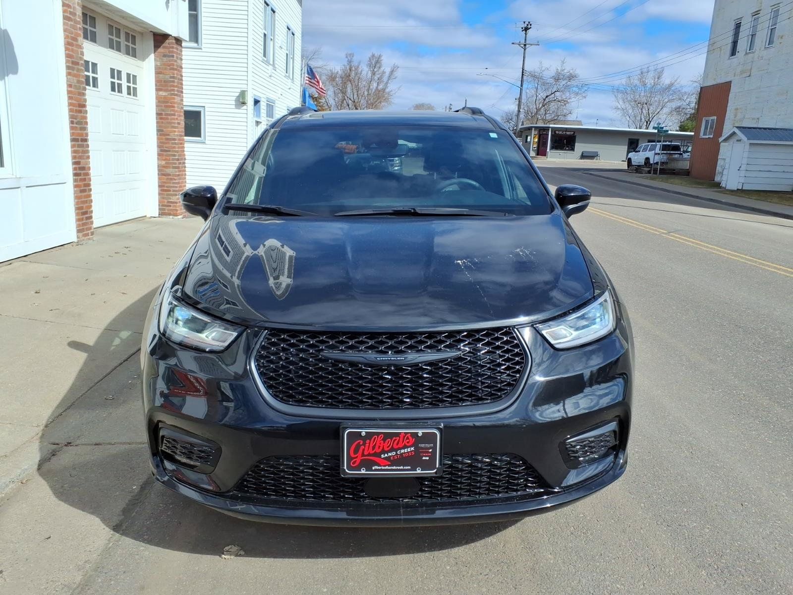 Used 2023 Chrysler Pacifica Touring-L w/ S Appearance Package AWD/4WD image 3