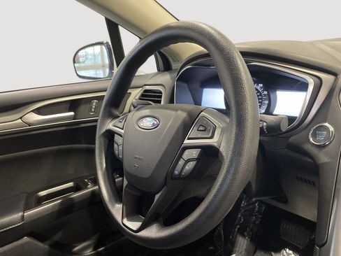 Used 2017 Ford Fusion SE w/ Fusion SE Technology Package FWD image 6