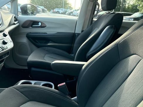 Used 2023 Chrysler Voyager LX FWD image 9