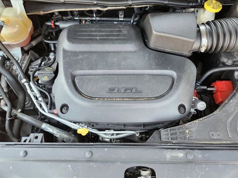 Used 2021 Chrysler Pacifica Limited w/ S Appearance Package image 9