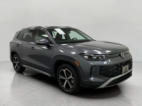 New 2025 Volkswagen Tiguan SE image 1