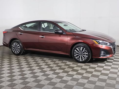 Used 2024 Nissan Altima 2.5 SV AWD/4WD image 11