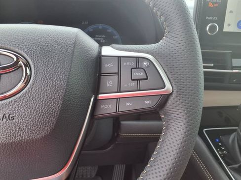 Used 2026 Toyota Sienna Limited FWD image 21