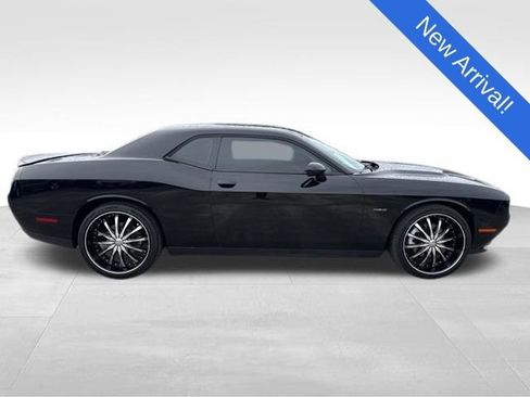 Used 2018 Dodge Challenger R/T RWD image 8