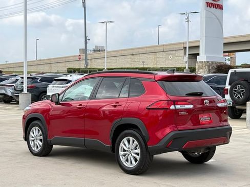 Used 2025 Toyota Corolla Cross LE image 8