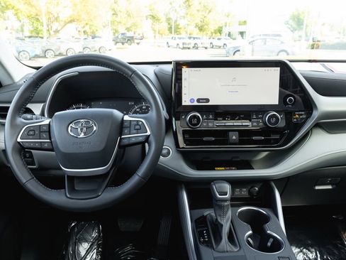 Certified 2025 Toyota Highlander XLE FWD image 29
