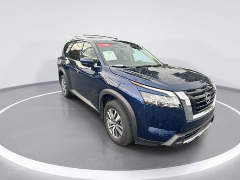 Used 2024 Nissan Pathfinder SL FWD image 2