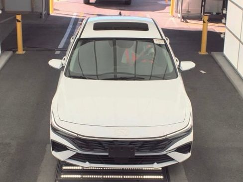 Certified 2025 Hyundai Elantra Limited FWD image 2