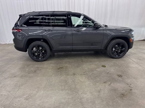 Used 2025 Jeep Grand Cherokee Altitude image 29