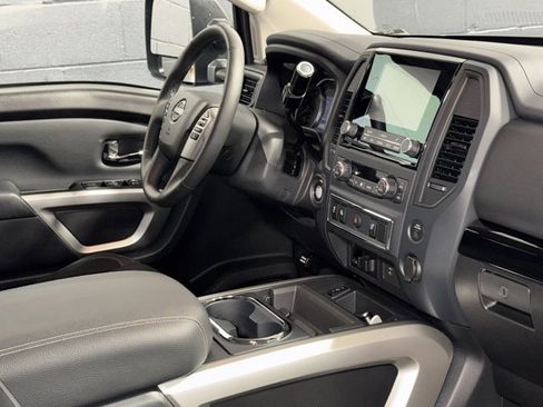 Used 2024 Nissan Titan SV w/ SV Convenience Package image 11