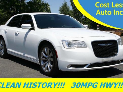 Used 2017 Chrysler 300 Limited RWD image 2