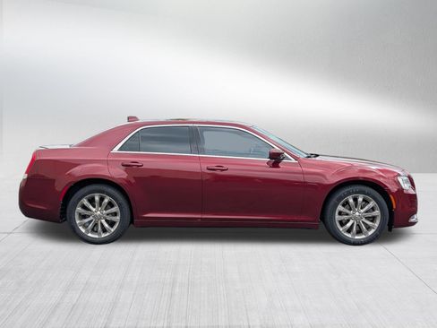 Used 2017 Chrysler 300 Limited w/ Value Package AWD/4WD image 8