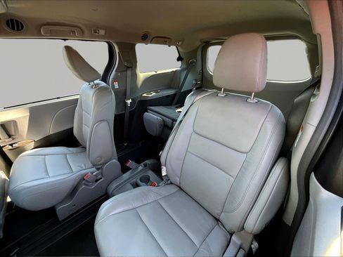 Used 2018 Toyota Sienna XLE Premium FWD image 22