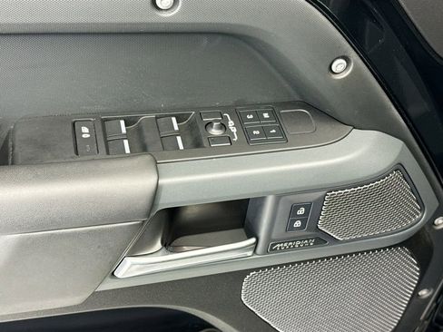 Used 2023 Land Rover Defender 110 X-Dynamic SE image 22