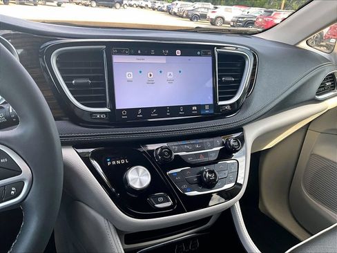 Used 2023 Chrysler Pacifica Limited FWD image 19