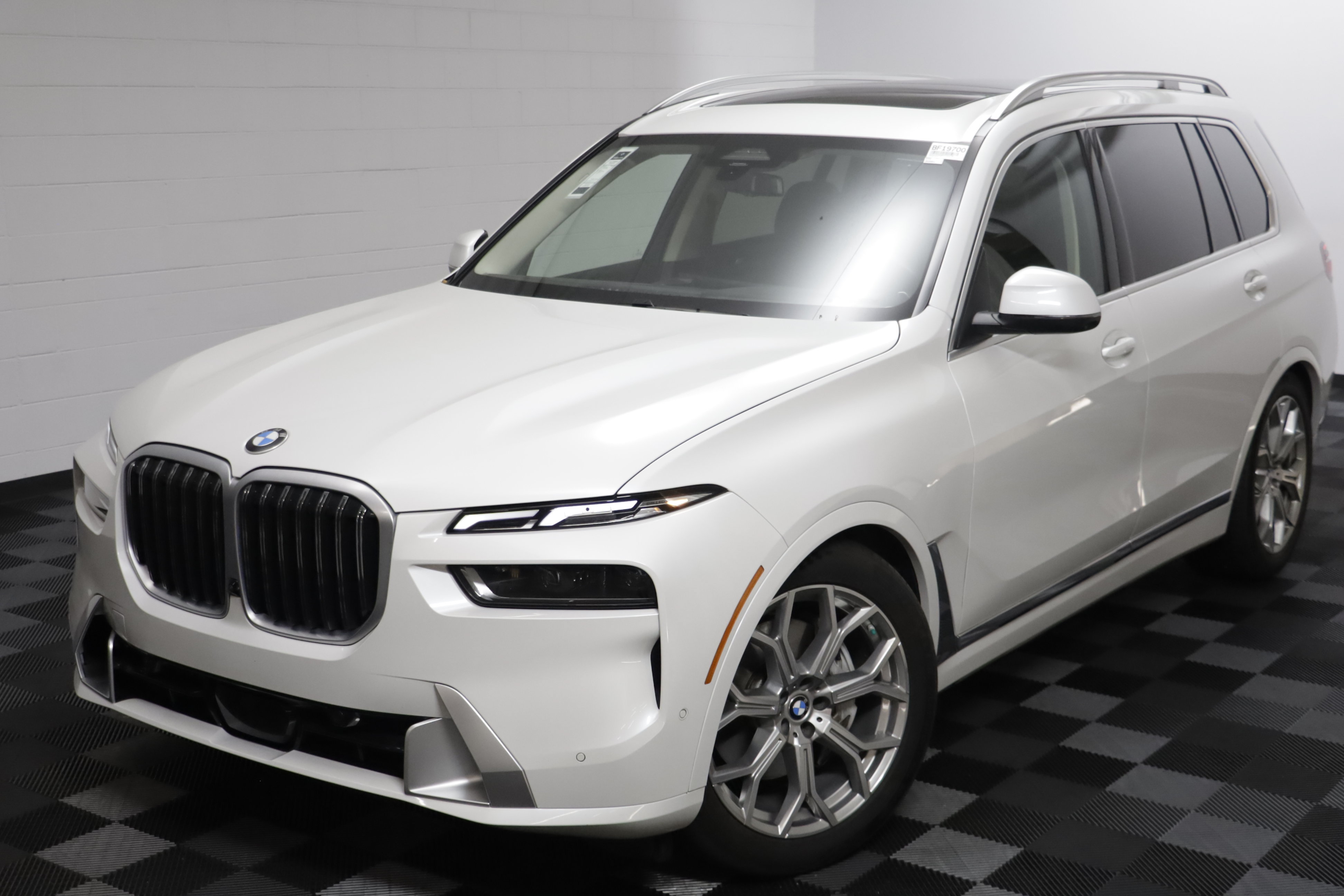 Used 2024 BMW X7 xDrive40i w/ Premium Package AWD/4WD image 2