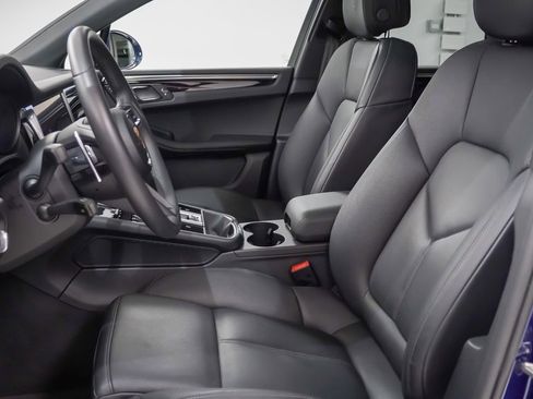 Certified 2025 Porsche Macan image 5