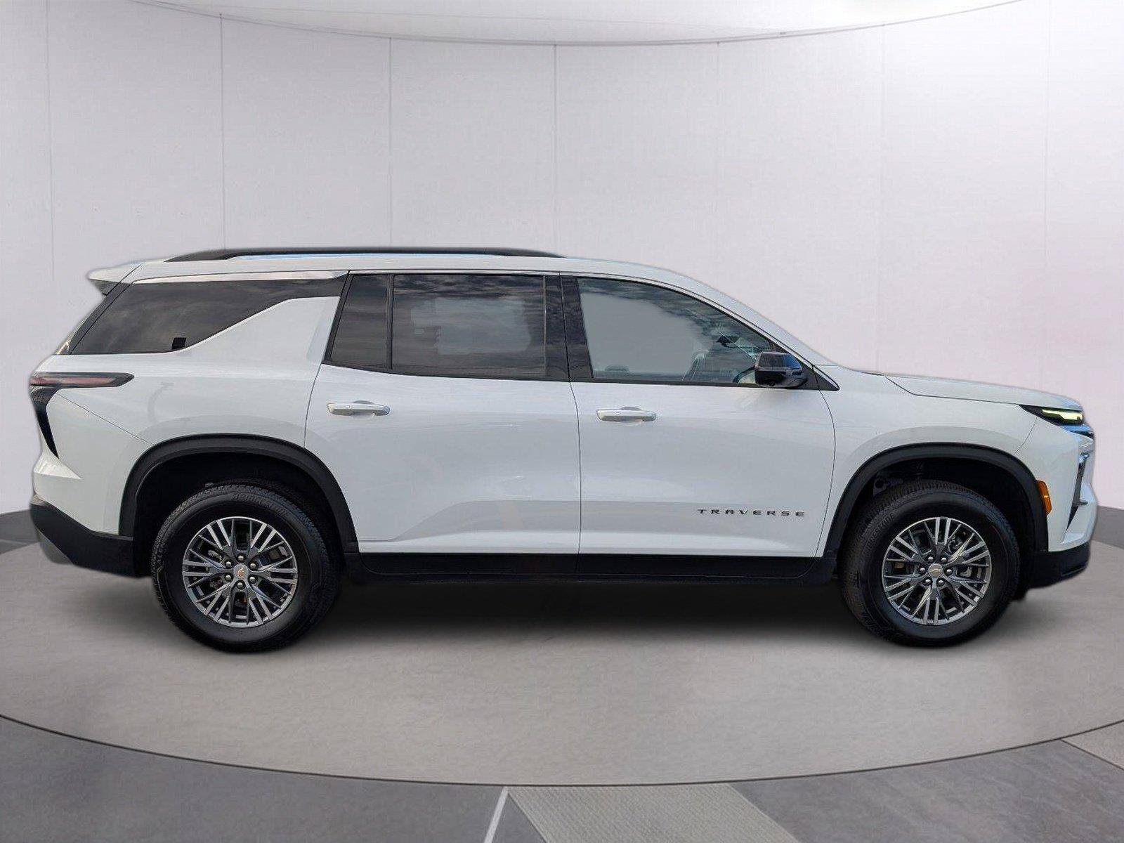 Used 2026 Chevrolet Traverse LT w/ Driver Confidence Package FWD image 8