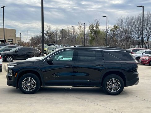 Used 2025 Chevrolet Traverse LT image 6