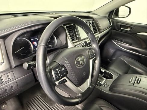 Used 2019 Toyota Highlander XLE FWD image 15