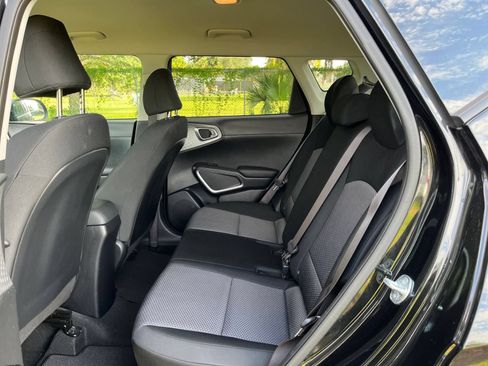 Used 2025 Kia Soul LX w/ LX Technology Package FWD image 20