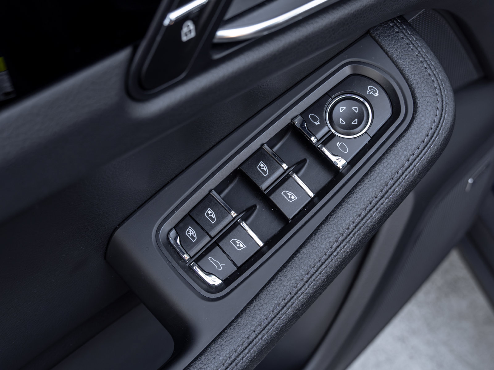Certified 2026 Porsche Macan AWD/4WD image 23