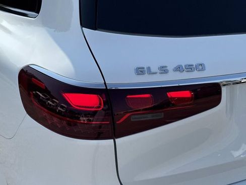 Used 2024 Mercedes-Benz GLS 450 4MATIC image 11
