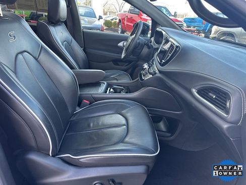 Used 2025 Chrysler Pacifica Limited image 56