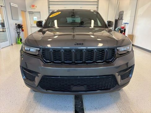 Used 2023 Jeep Grand Cherokee Altitude image 4