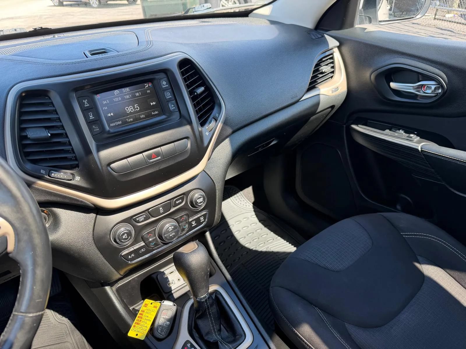 Used 2015 Jeep Cherokee Latitude w/ Comfort/Convenience Group FWD image 22