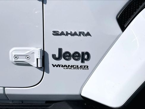 Used 2022 Jeep Wrangler Unlimited Sahara w/ LED Lighting Group AWD/4WD image 7