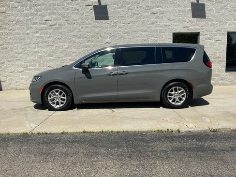 Used 2023 Chrysler Pacifica Touring-L FWD image 6