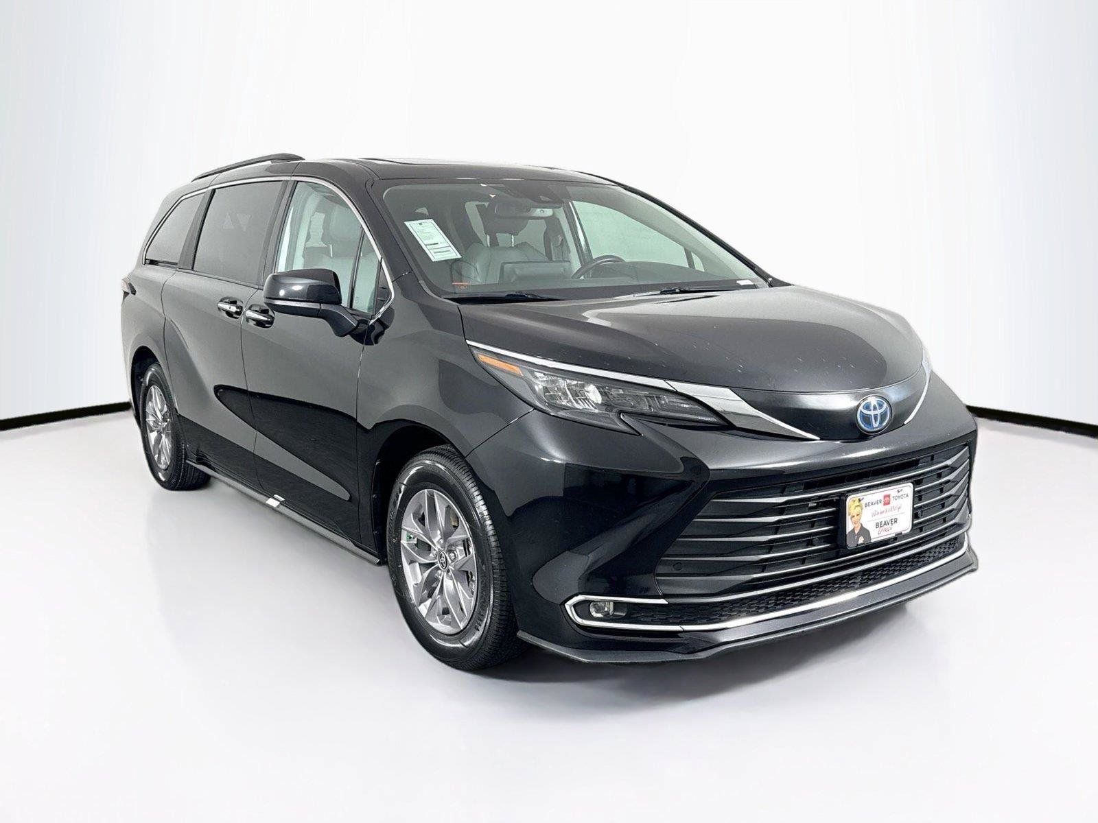 Certified 2024 Toyota Sienna XLE FWD image 9