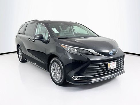 Certified 2024 Toyota Sienna XLE FWD image 9