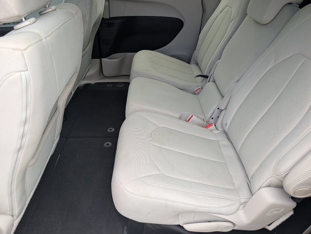 Used 2017 Chrysler Pacifica Touring FWD image 9