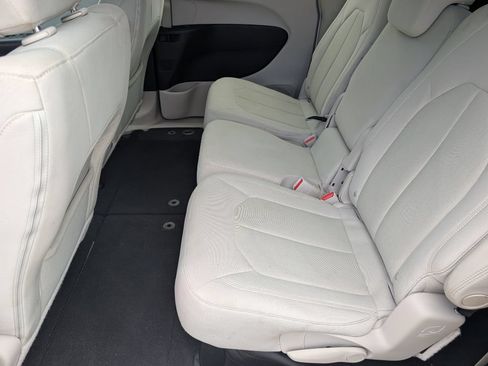 Used 2017 Chrysler Pacifica Touring FWD image 9
