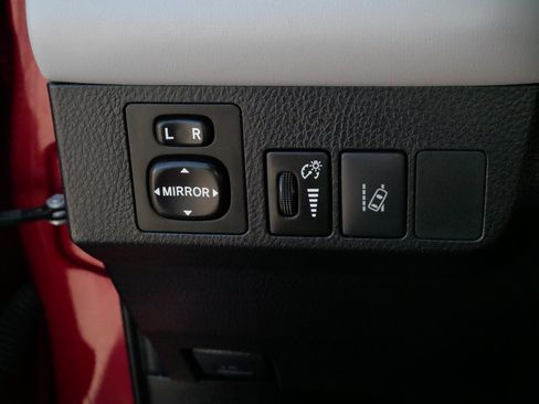 Used 2018 Toyota RAV4 XLE AWD/4WD image 27