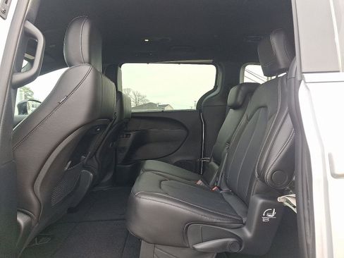 New 2026 Chrysler Pacifica Select image 7
