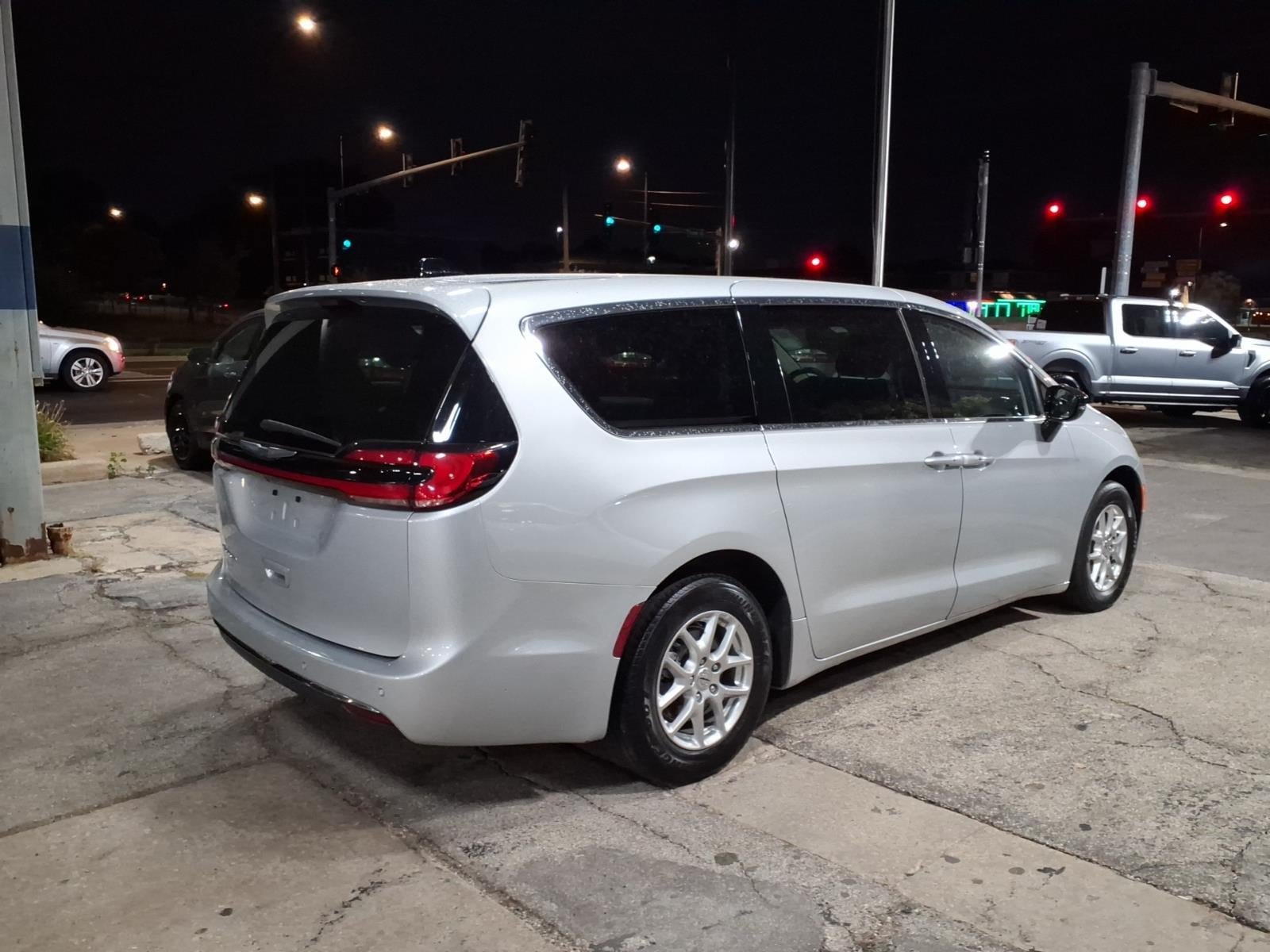 Used 2024 Chrysler Pacifica Touring-L FWD image 3