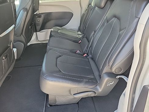 Used 2022 Chrysler Pacifica Touring-L w/ Uconnect Theater Family Group FWD image 9
