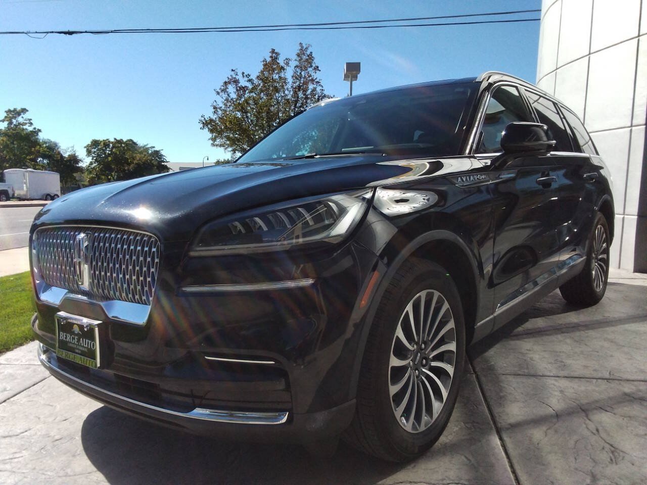 Used 2023 Lincoln Aviator AWD w/ Premium Package image 3