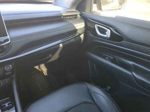 Used 2024 Jeep Compass Latitude image 16