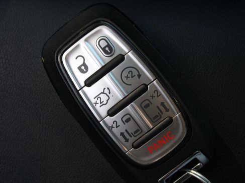 Used 2026 Chrysler Pacifica Select FWD image 16