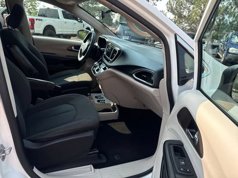 Used 2020 Chrysler Voyager L FWD image 31
